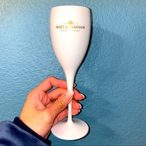 Moët Chandon white acrylic champagne flute. Break-resistant classy design.